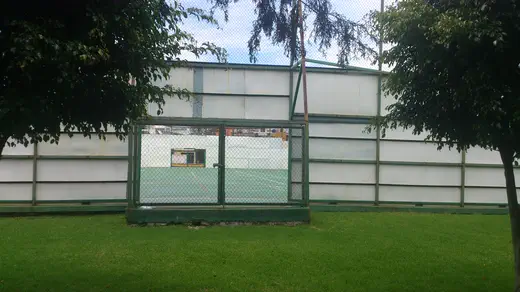 Cancha futbol blanca — canchas y bardas escolares de tabla plástica