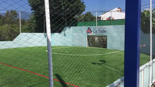 Cancha futbol la salle — canchas y bardas escolares de tabla plástica
