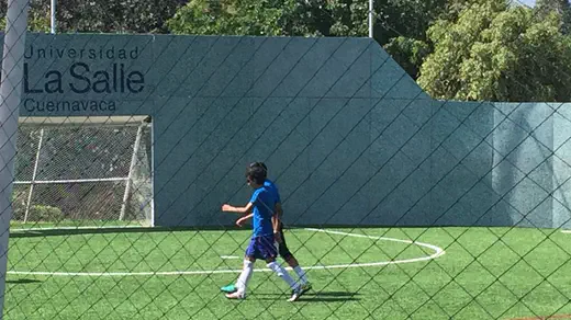 Cancha futbol la salle — canchas y bardas escolares de tabla plástica