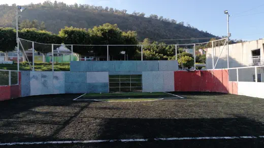 Barda perimetral de cancha — canchas y bardas escolares de tabla plástica