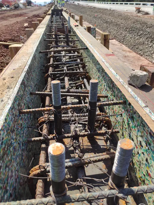 Armado de acero dentro de cimbra plástica lista para colar — cimbra plástica para construcción