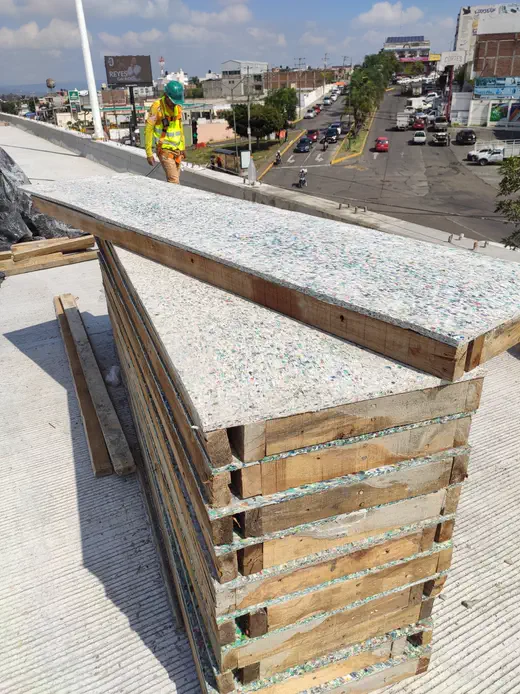 Paneles de cimbra plástica apilados en obra listos para reutilizarse — cimbra plástica para construcción