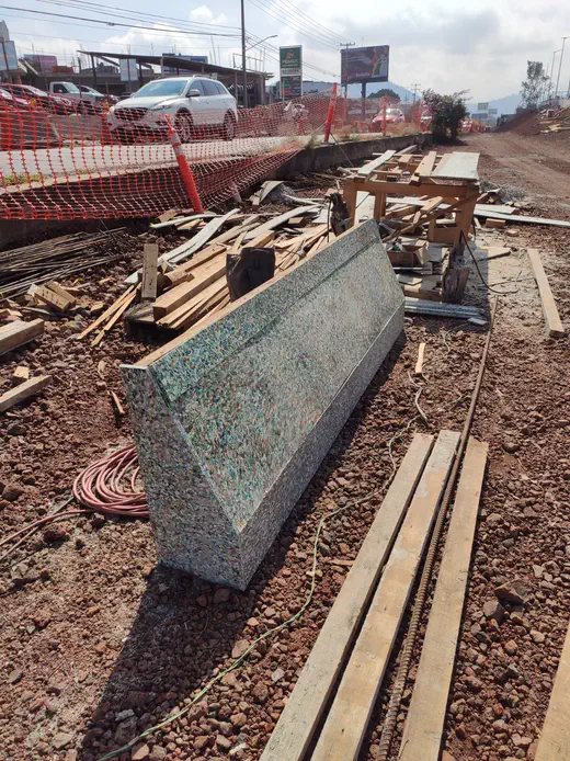 Parapeto de concreto con terminado aparente logrado con cimbra plástica — cimbra plástica para construcción