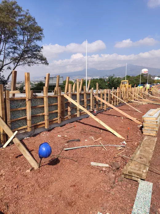 Muro de puente cimbrado con paneles de plástico reciclado — cimbra plástica para construcción