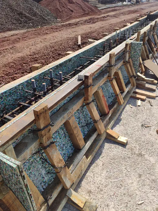 Trabe cimbrada con paneles plásticos jaspeados y refuerzo de madera — cimbra plástica para construcción