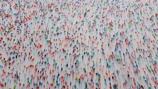 Blanco y multicolor — color real de la tabla de plástico reciclado