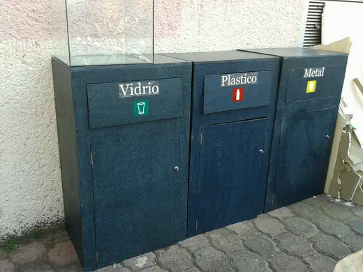 Contenedores para desperdicios — mobiliario de madera plástica