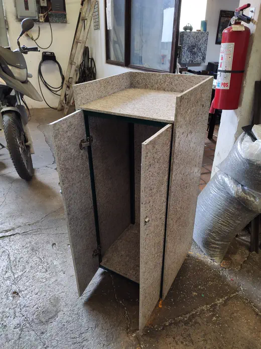 Valet parking — mobiliario de madera plástica