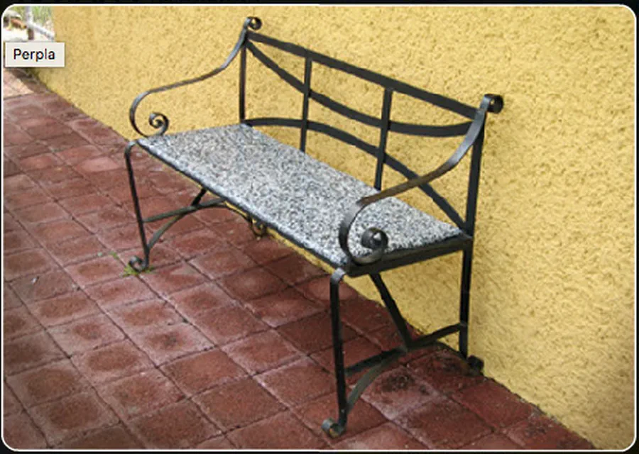 Banca de jardín con asiento de madera plástica jaspeada y herrería negra
