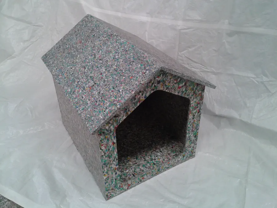 Casa para perro fabricada en tabla de plástico reciclado con acabado jaspeado