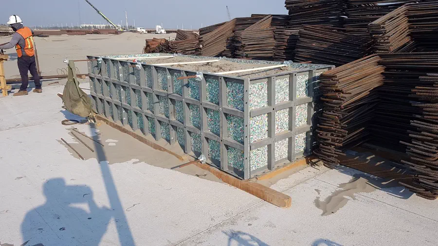 Cimbra plástica armada en marco metálico lista para colar un muro de concreto en obra