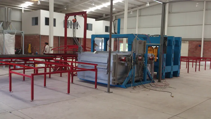 Planta de reciclaje de plástico con horno, prensa y mesas de enfriamiento instaladas