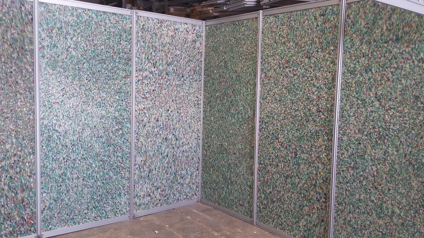 Paneles de tabla de plástico reciclado multicolor montados en marcos de aluminio dentro de la planta